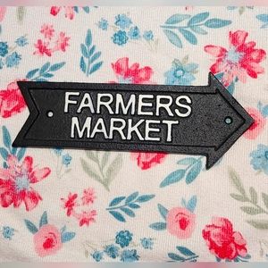 Cast iron sign to point the way to where the real chow is!! Great gift! Nice!!